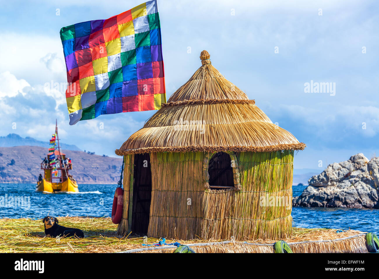 Whiphala bandiera su di una capanna su un isola galleggiante sul lago Titicaca vicino a Copacabana, Bolivia Foto Stock