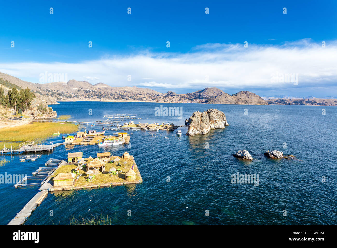 Tre isole galleggianti sul lago Titicaca vicino a Copacabana, Bolivia Foto Stock