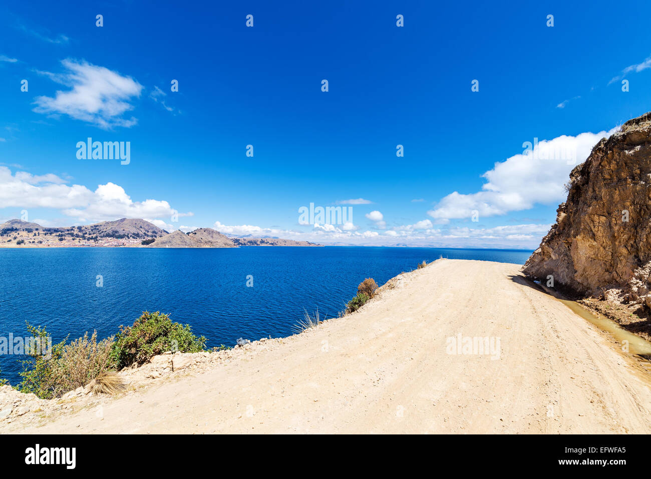 Strada sterrata lungo la costa del lago Titicaca vicino a Copacabana, Bolivia Foto Stock