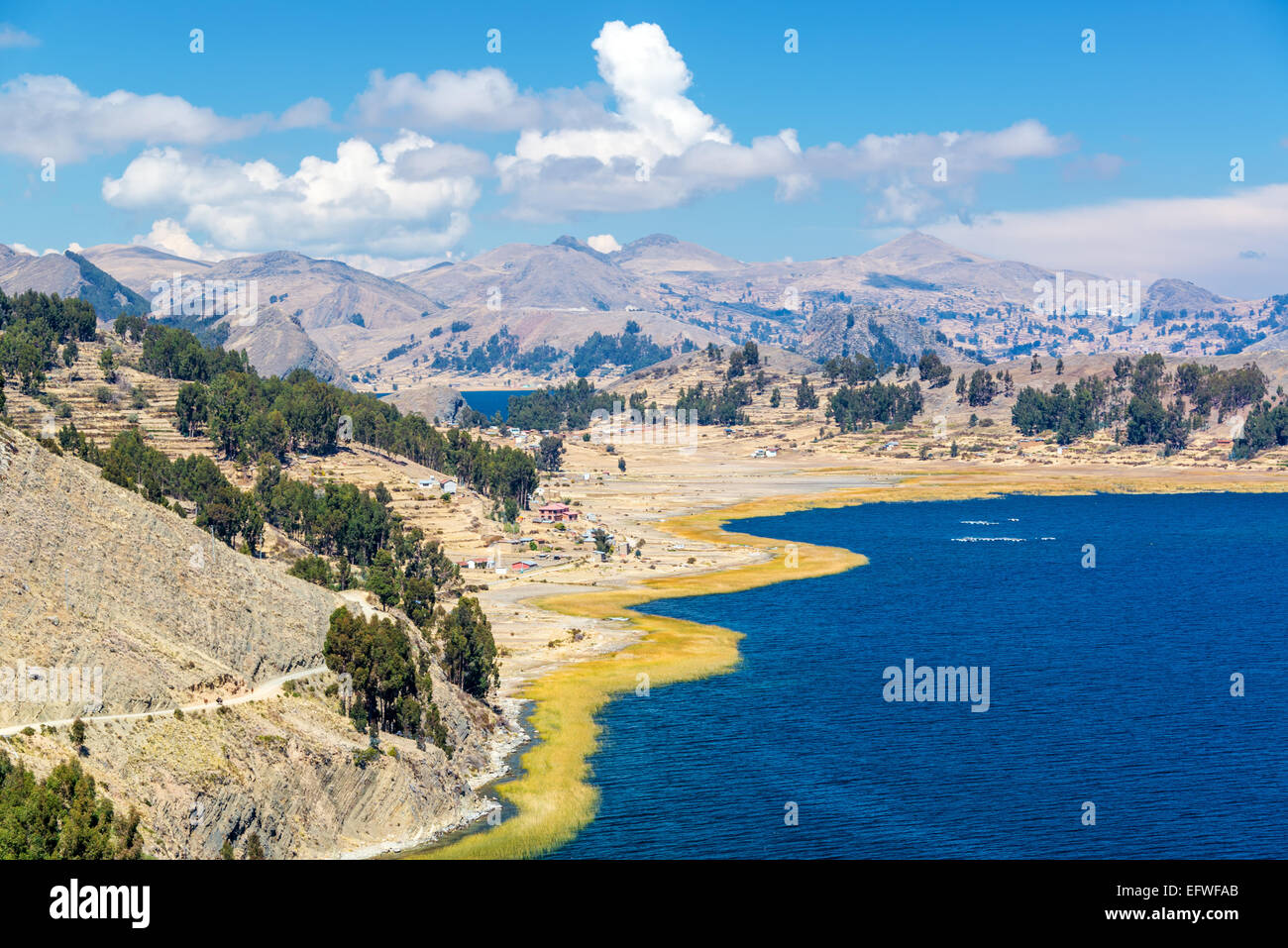 Drammatica vista del magnifico paesaggio del lago Titicaca vicino a Copacabana, Bolivia Foto Stock
