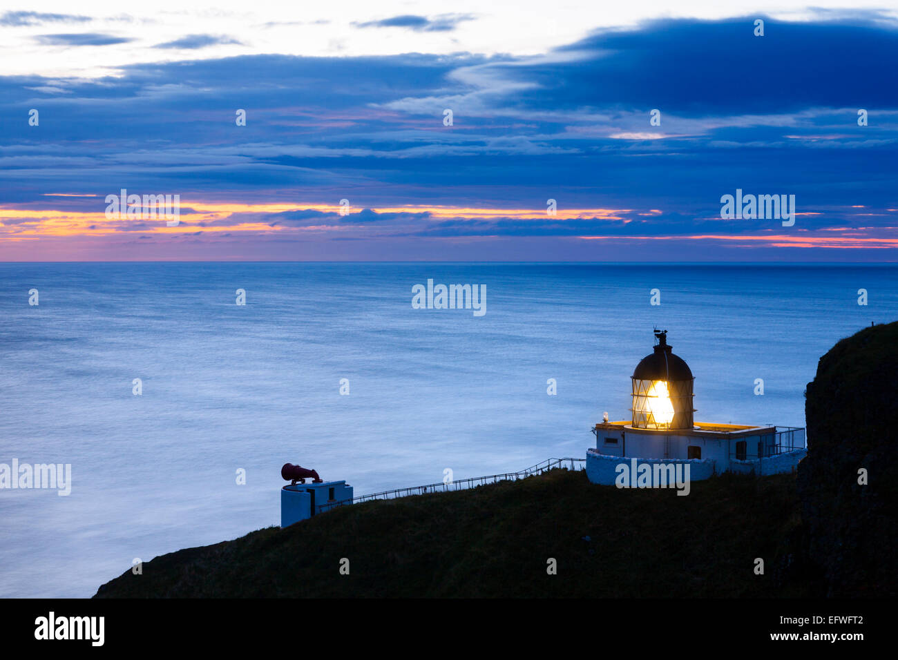 Il faro di St Abbs Head durante le ore di colore blu all'alba. Foto Stock