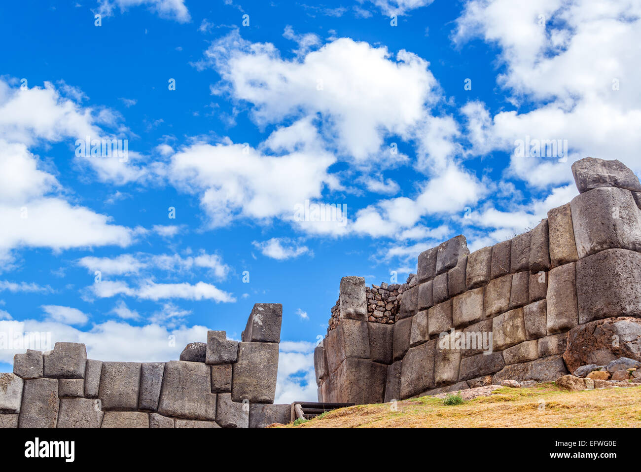 Rovine Inca di una fortezza nota come Sacsayhuaman nella periferia della città di Cusco, Perù Foto Stock