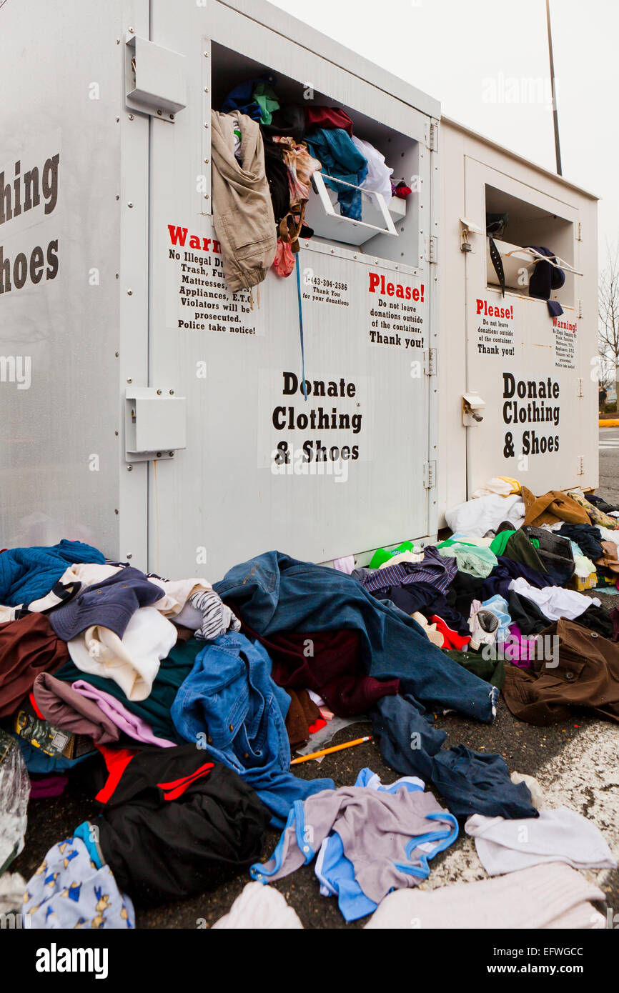 Traboccante di indumenti usati contenitori di donazione - Virginia STATI UNITI D'AMERICA Foto Stock