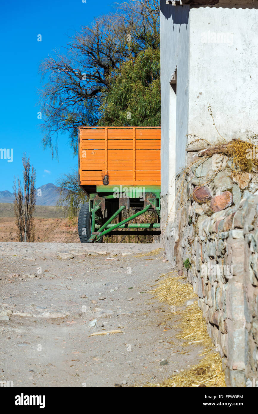 Vista verticale di un arancione e verde carro onu Bolivia rurale vicino a Potosi Foto Stock