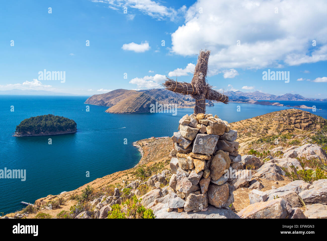 Croce su una collina con il lago Titicaca in background presi da Isla del Sol in Bolivia Foto Stock