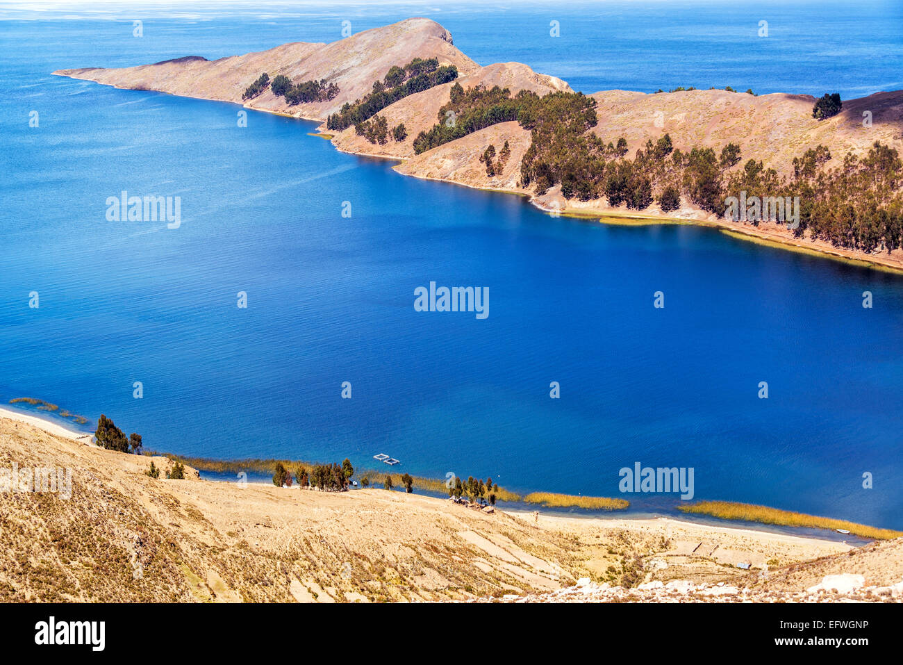 Lunga penisola skinny su Isla del Sol sul lato boliviana del Lago Titicaca Foto Stock