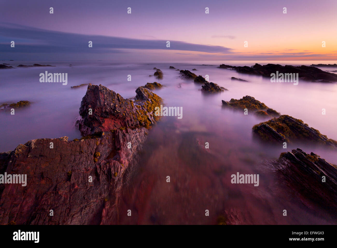 Alba sul robusto East Lothian costa, Scozia Foto Stock