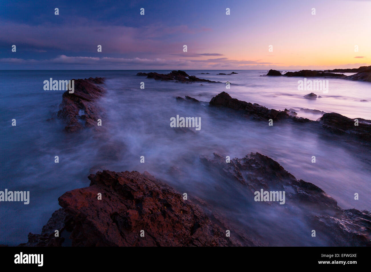Sunrise su un molto ancora mattina a East Beach, Dunbar. Foto Stock