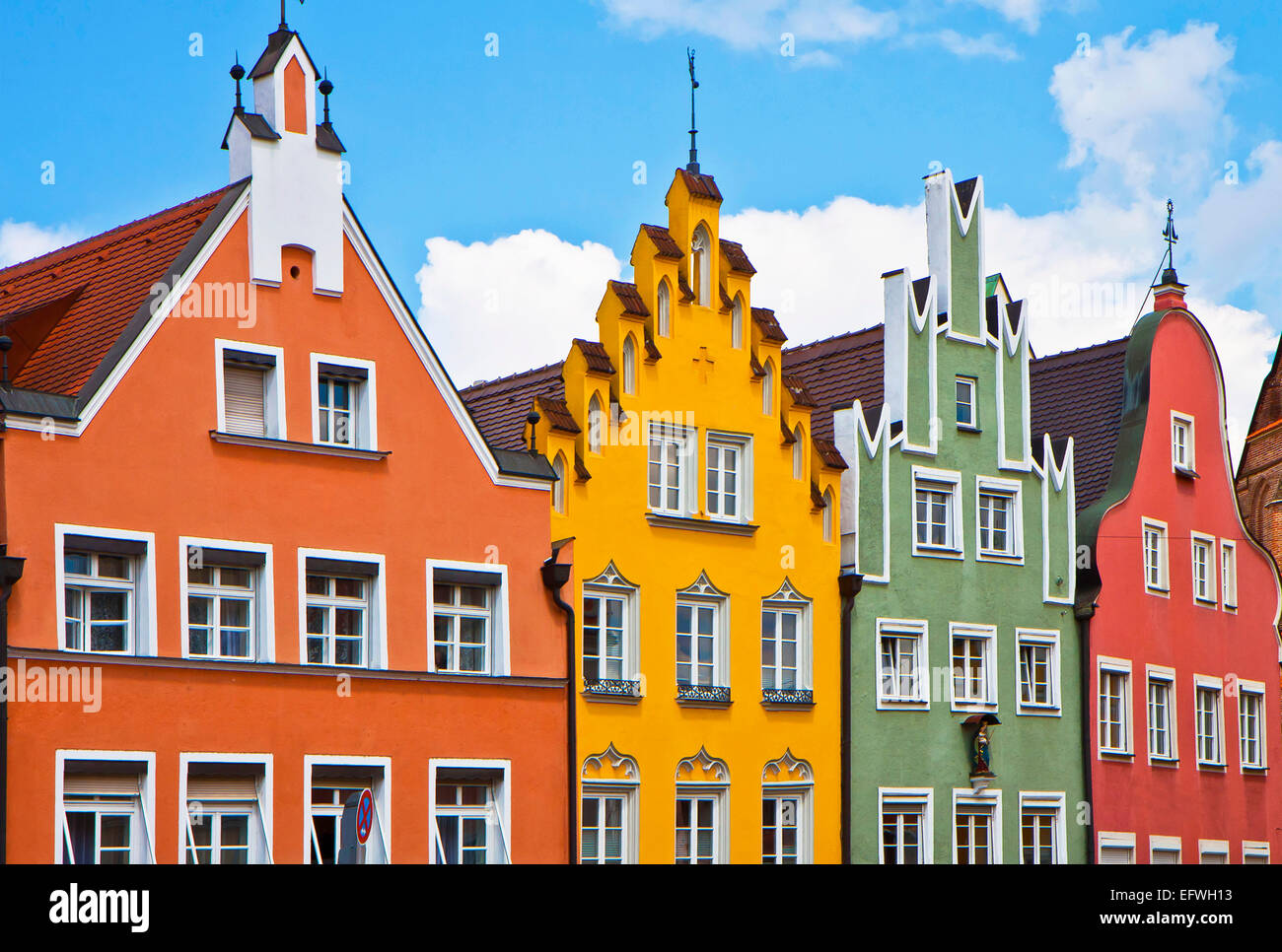 Tipiche Case in Landshut in architettura rinascimentale style bold colori e stucco. Foto Stock