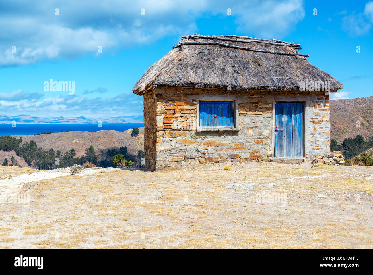 Costruzione in pietra con il tetto di paglia sulla Isla del Sol sul lato boliviana del Lago Titicaca Foto Stock