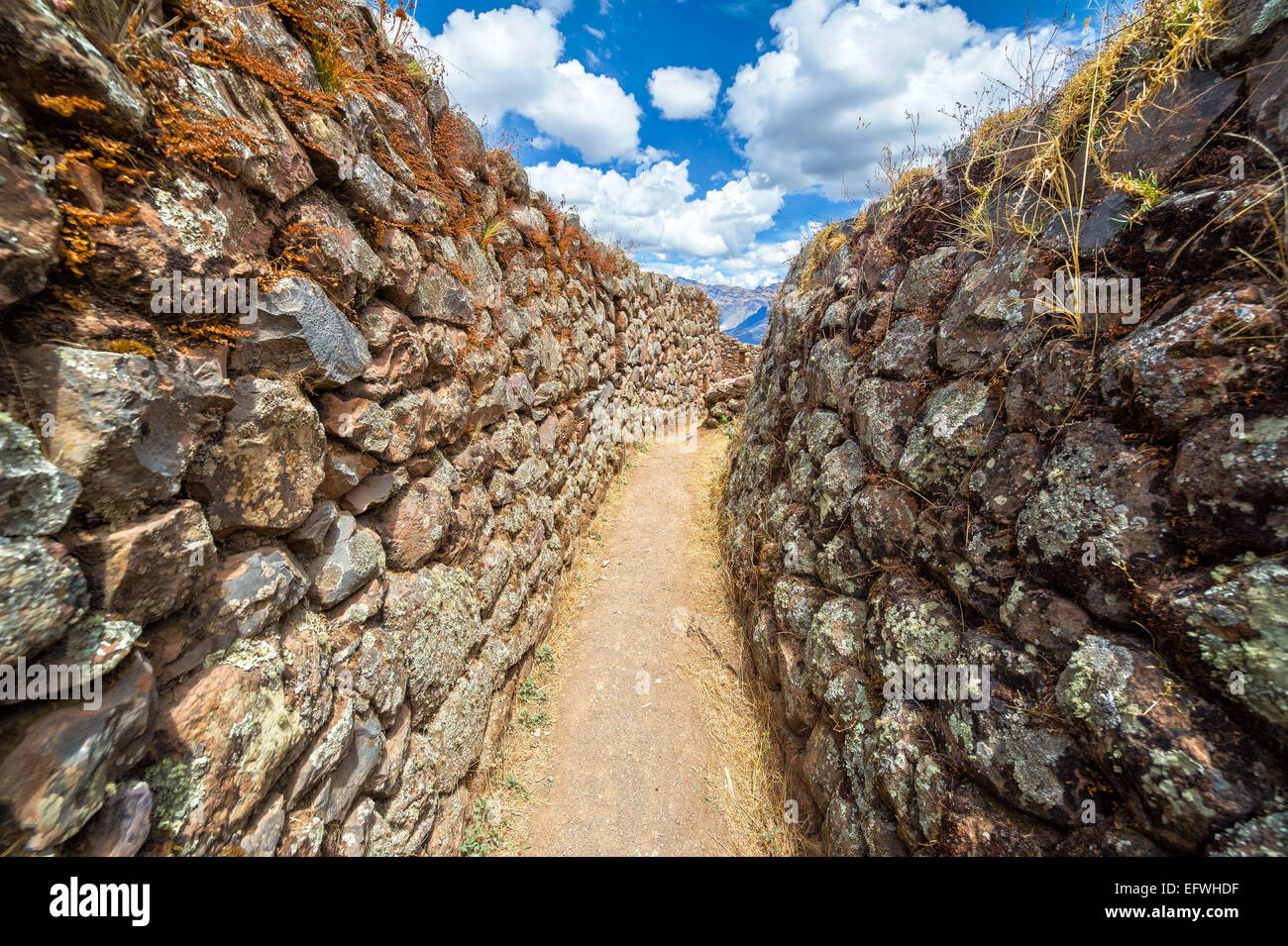 Passaggio stretto tra le rovine di Pisac nella Valle Sacra vicino a Cusco, Perù Foto Stock