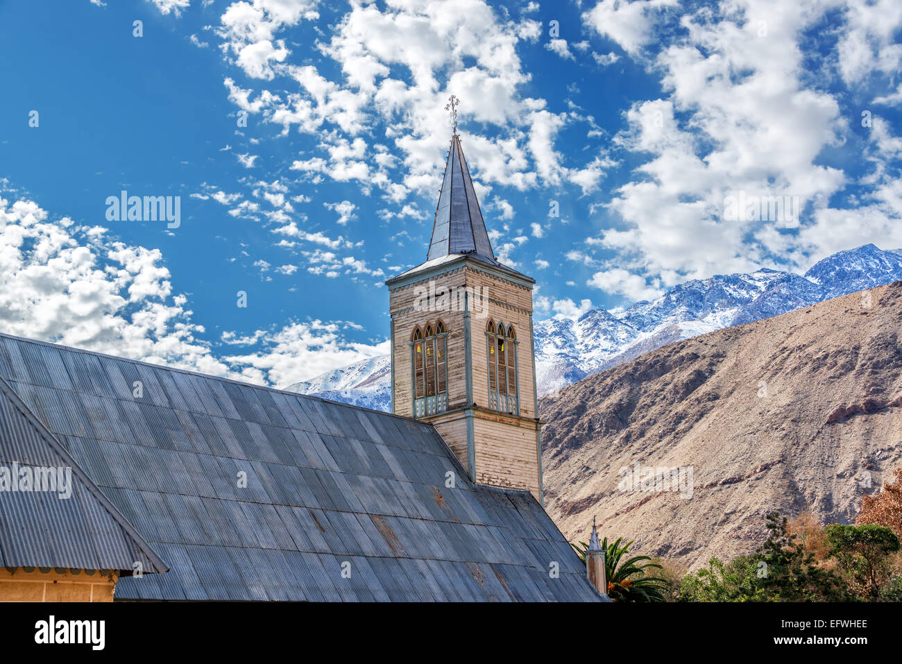 Chiesa con montagne delle Ande in background in Pisco Elqui nel Valle Elqui nel Cile Foto Stock