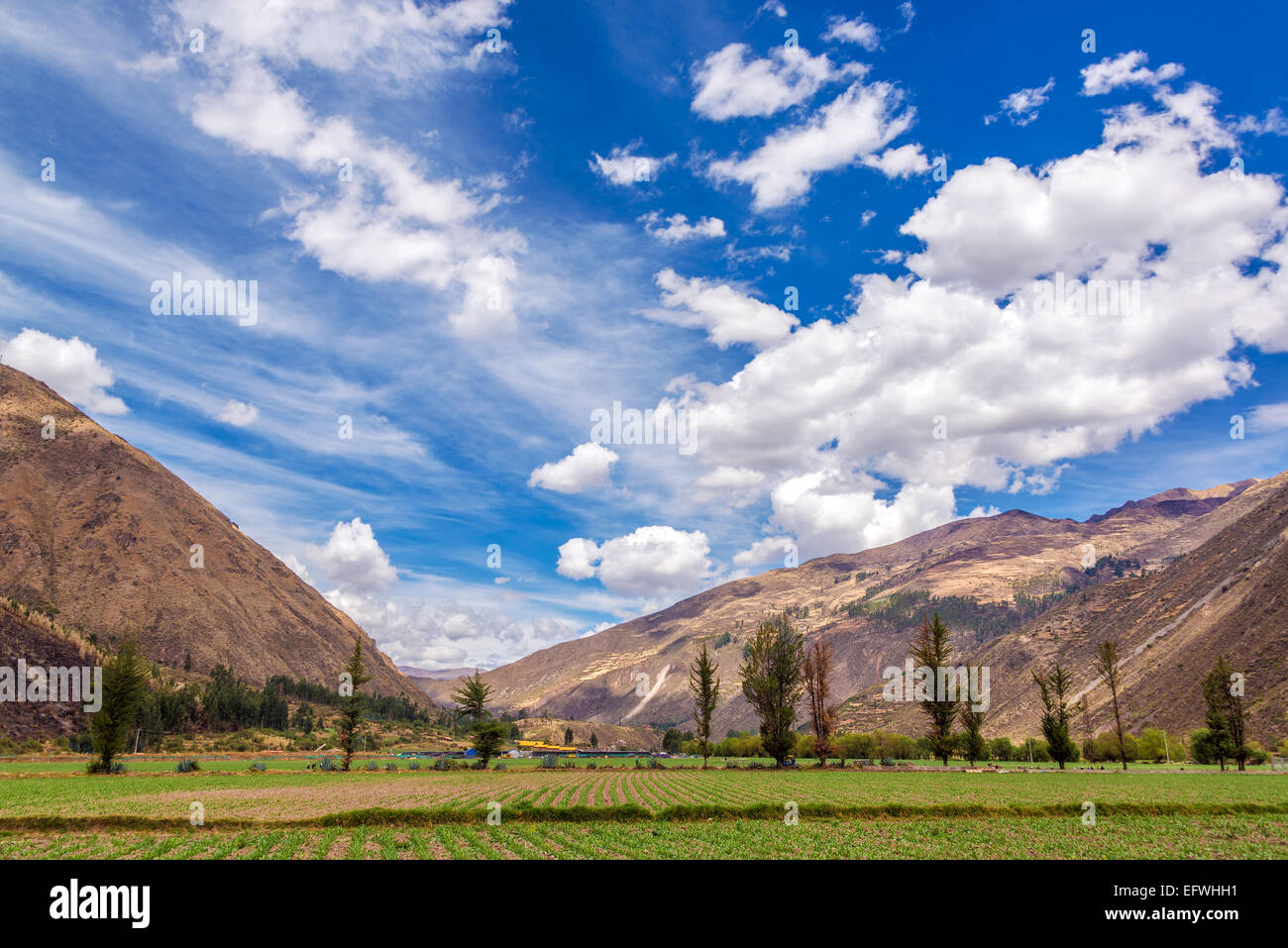 Vista delle lussureggianti e verdi campi nella Valle Sacra vicino a Cusco, Perù Foto Stock