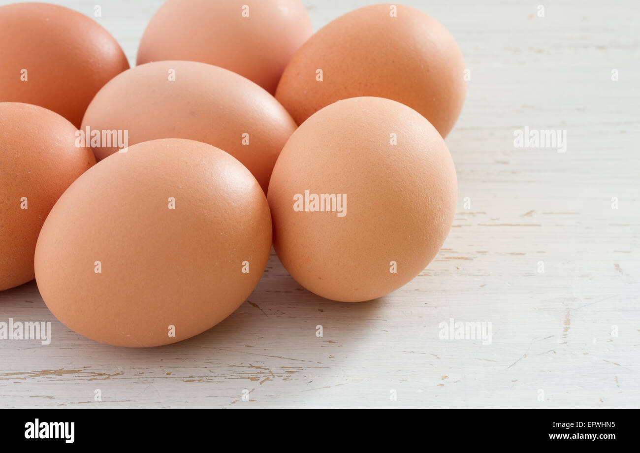 Uova di colore marrone su un bianco shabby tabella Foto Stock