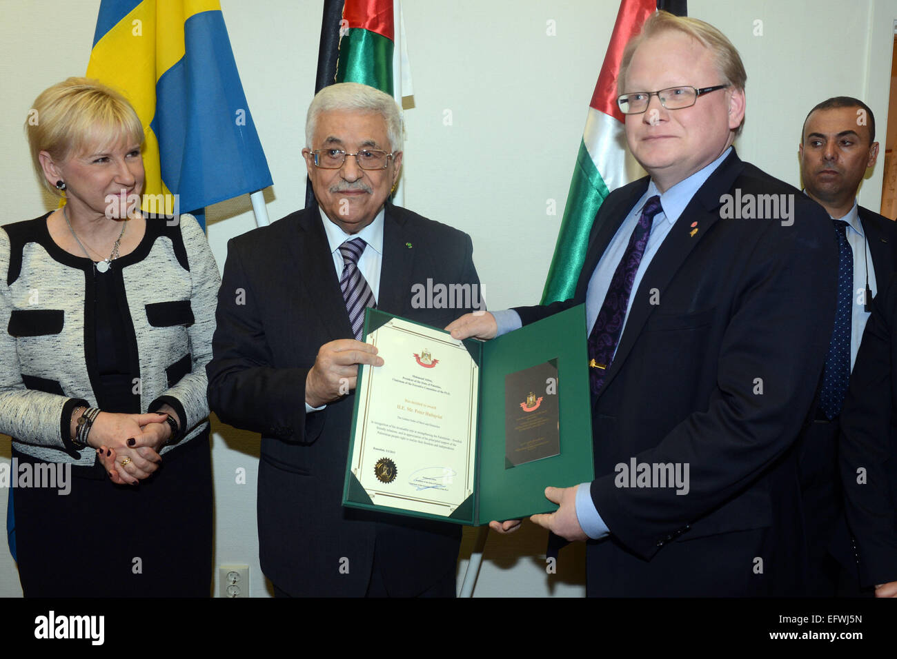 Stoccolma, Stoccolma, Svezia. 10 Febbraio, 2015. Il presidente palestinese Mahmoud Abbas dà il sig. Peter Holt Qvist, Sam dell'ordine di merito eccellenza d'oro a Stoccolma il 10 febbraio 2015 © Thaer Ganaim APA/images/ZUMA filo/Alamy Live News Foto Stock