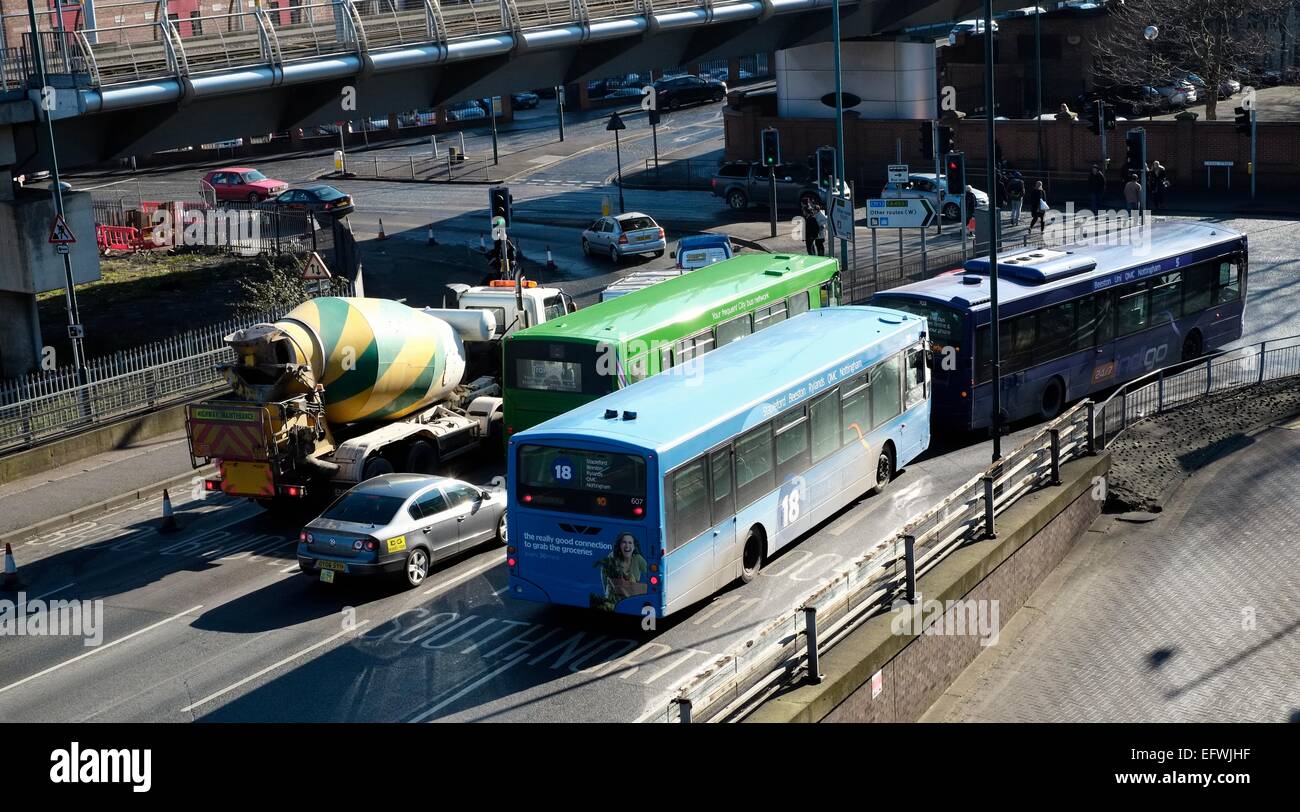 Autobus e auto su un fitto medio Hill Nottingham England Regno Unito Foto Stock