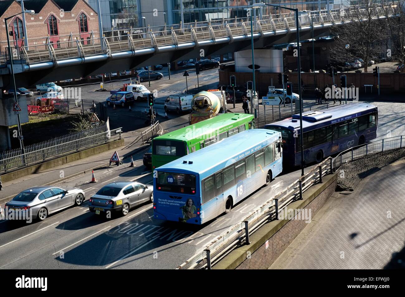 Autobus e auto su un fitto medio Hill Nottingham England Regno Unito Foto Stock