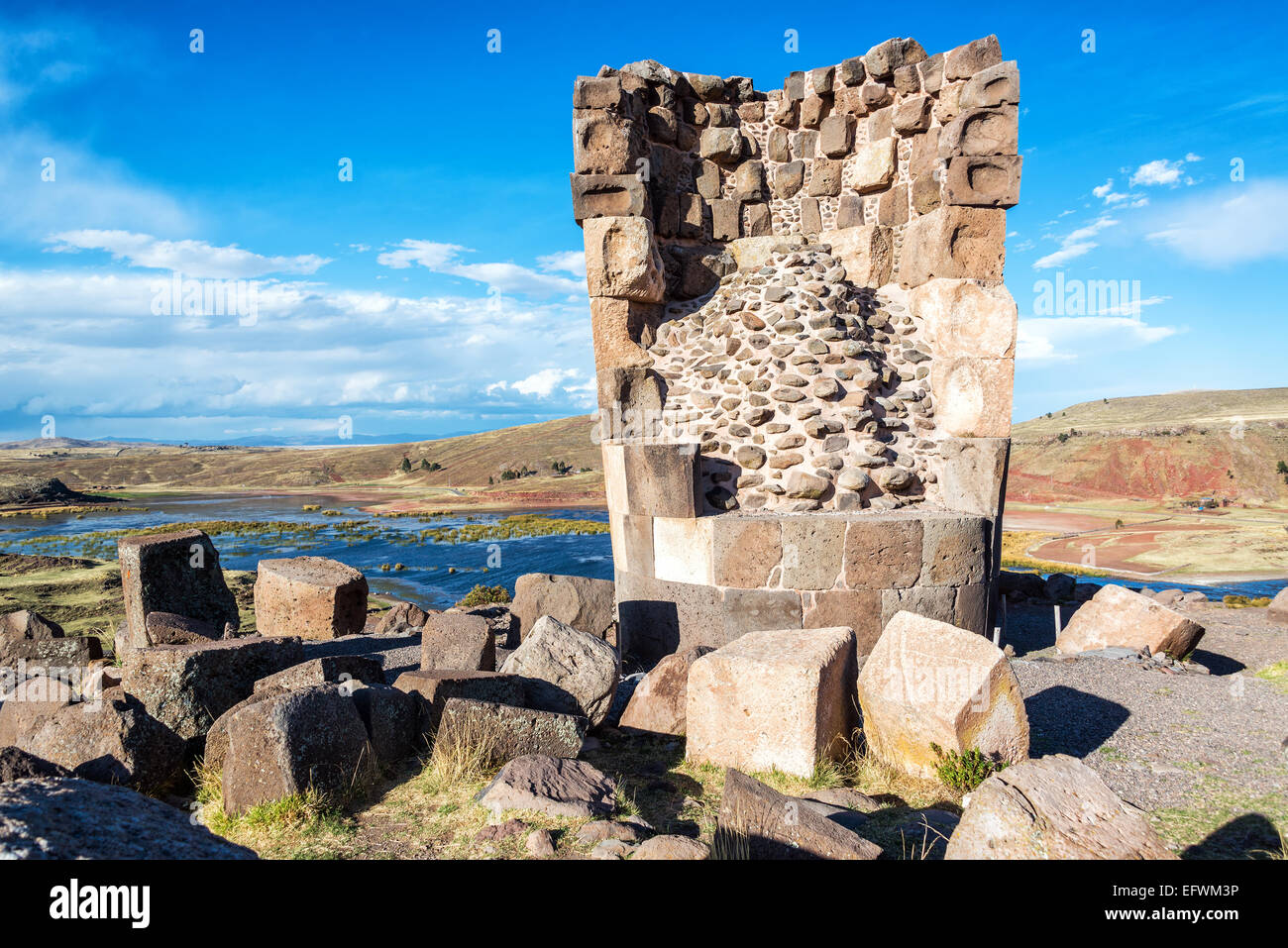 Torre funeraria della Colla di persone a Sillustani vicino a Puno, Perù Foto Stock