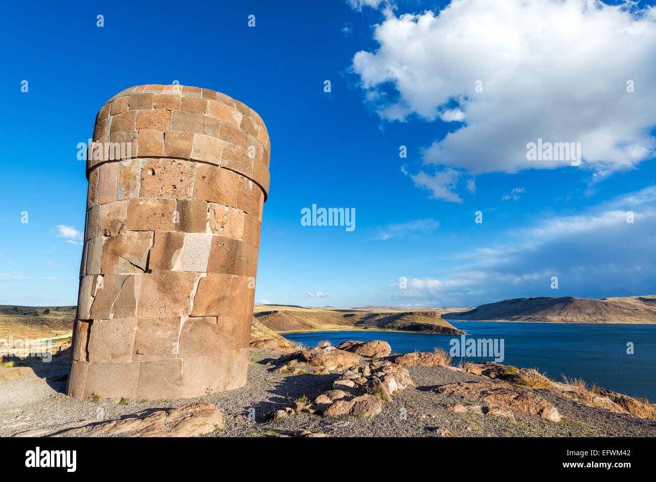 Torre funerari a Sillustani con il bel lago Umayo in background nei pressi di Puno, Perù Foto Stock
