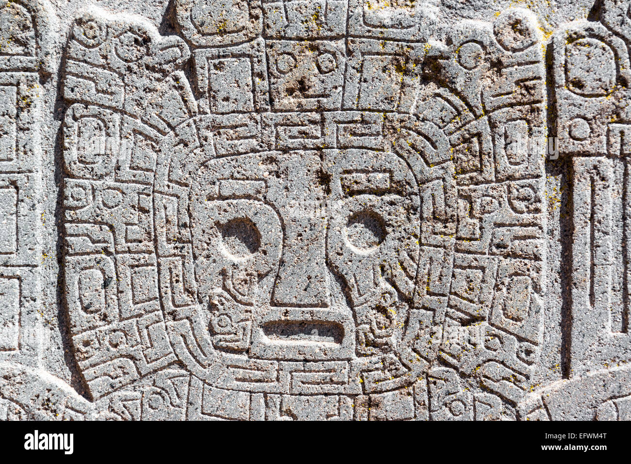 Primo piano di un volto di carving a Tiwanaku rovine vicino a La Paz in Bolivia Foto Stock