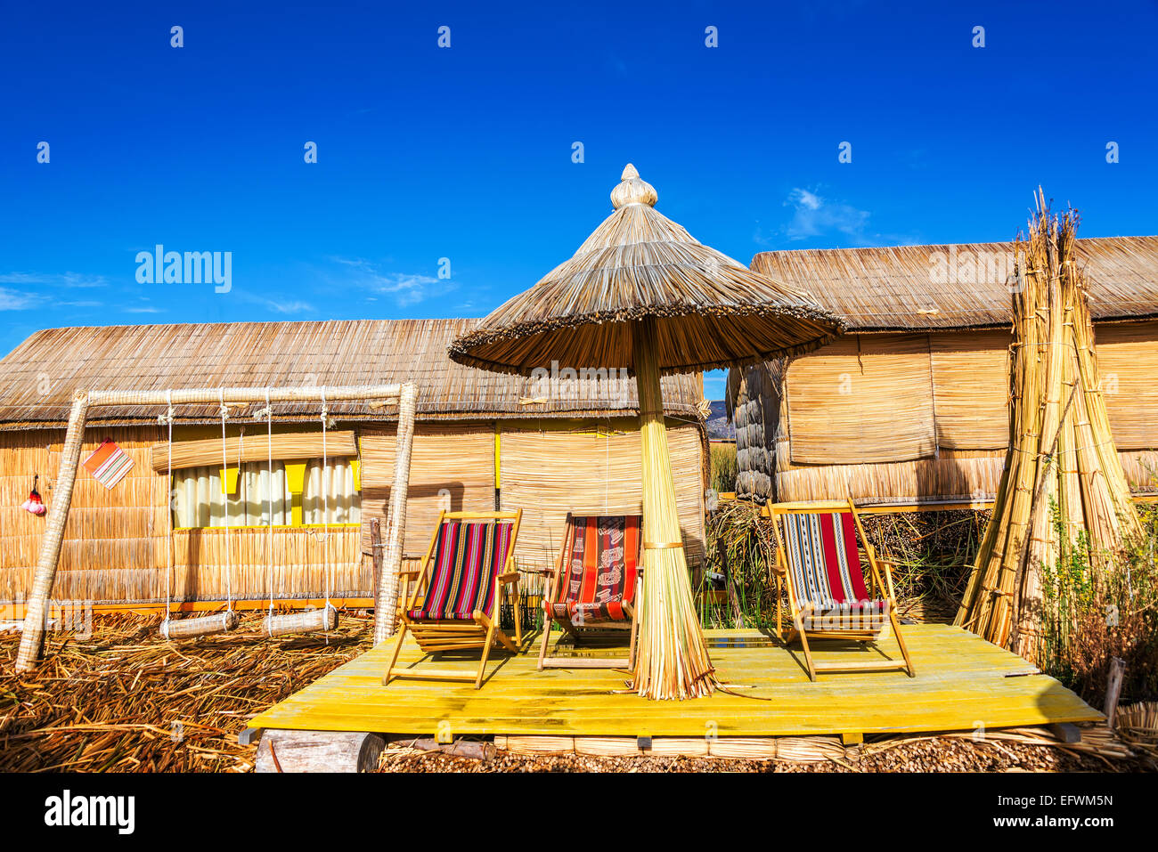 Sedie e un set di swing su Uros isole galleggianti vicino a Puno, Perù Foto Stock