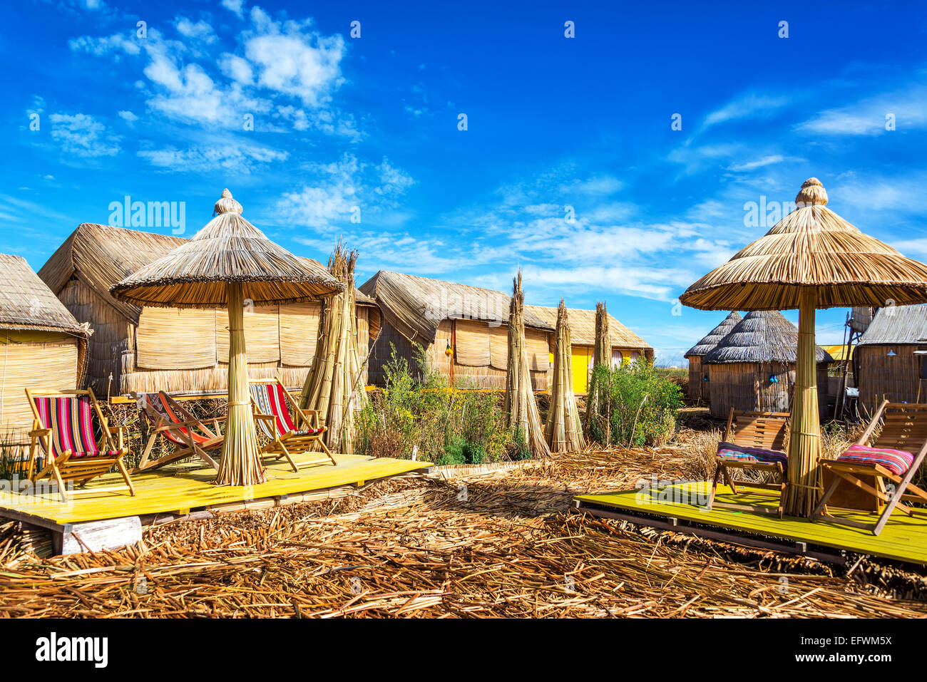 Case e ombrelloni realizzati in canne su Uros isole galleggianti sul lago Titicaca vicino a Puno, Perù Foto Stock