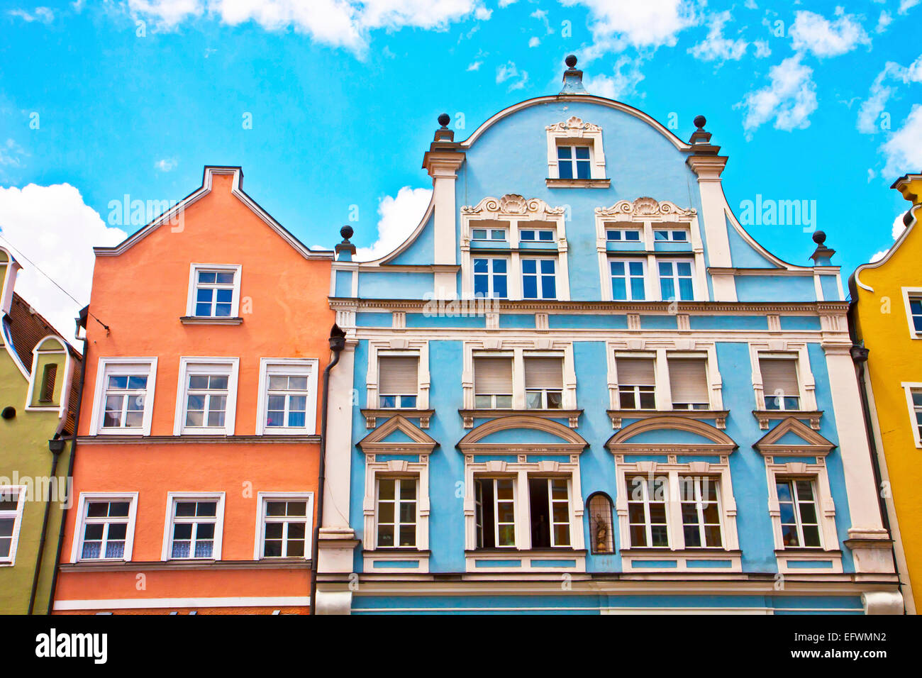 Tipiche Case in Landshut in architettura rinascimentale stile, colori audaci e stucco. Foto Stock