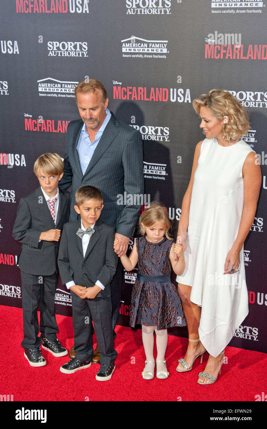 Kevin Costner, moglie Christine Baumgartner e bambini grazia Avery Costner, Hayes Logan Costner e Cayden Wyatt Costner frequentando la premiere mondiale di Disney's 'McFarland, USA " al El Capitan theater il 9 febbraio 2015 a Hollywood, California/picture alliance Foto Stock