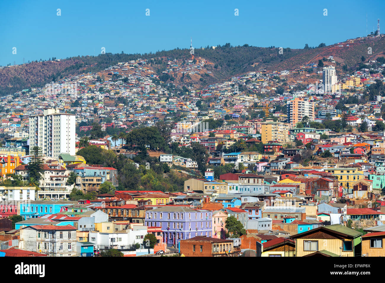 Gli edifici colorati sulle colline del Patrimonio Mondiale UNESCO città di Valparaiso, Cile Foto Stock