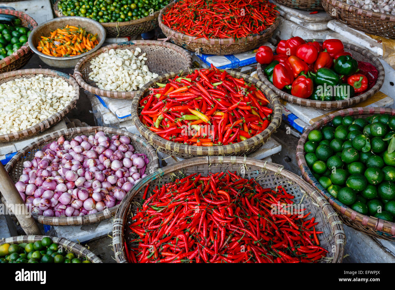 Frutta e verdura in stallo in un mercato nel quartiere vecchio, Hanoi, Vietnam. Foto Stock Frutta e verdura in stallo in un mercato nel quartiere vecchio, Hanoi, Vietnam. Foto Stock
