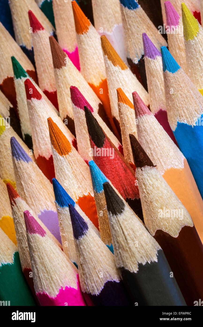 Una selezione di matite colorate. Foto Stock
