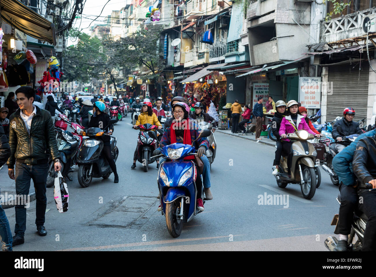 Scena di strada nel quartiere vecchio, Hanoi, Vietnam. Foto Stock