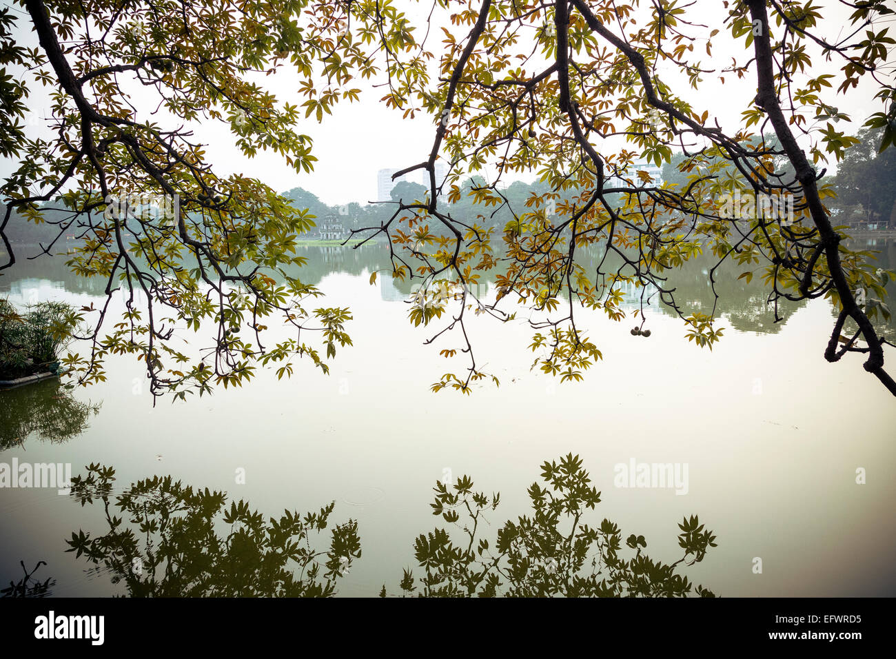 Il Lago Hoan Kiem nel vecchio quartiere, Hanoi, Vietnam. Foto Stock