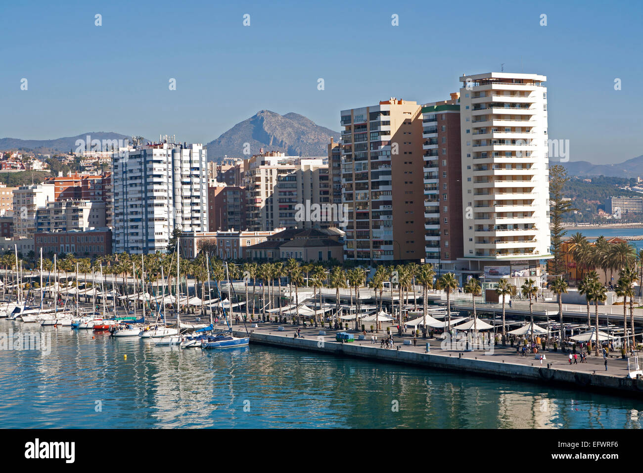 Blocchi di appartamenti e yacht in marina di Muelle Uno sviluppo del porto, città di Malaga, Spagna Foto Stock