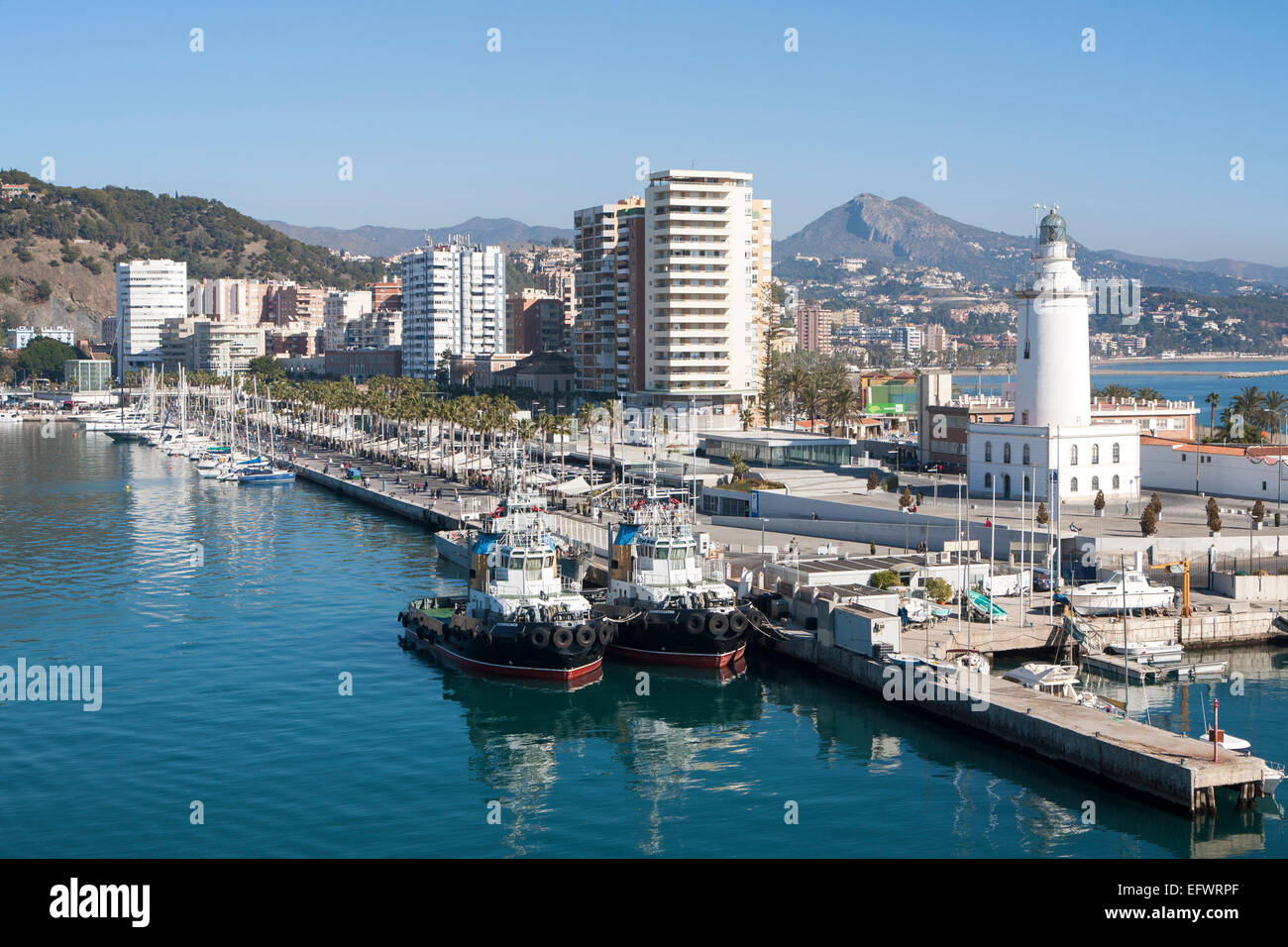 Blocchi di appartamenti e yacht in marina di Muelle Uno sviluppo del porto, città di Malaga, Spagna Foto Stock