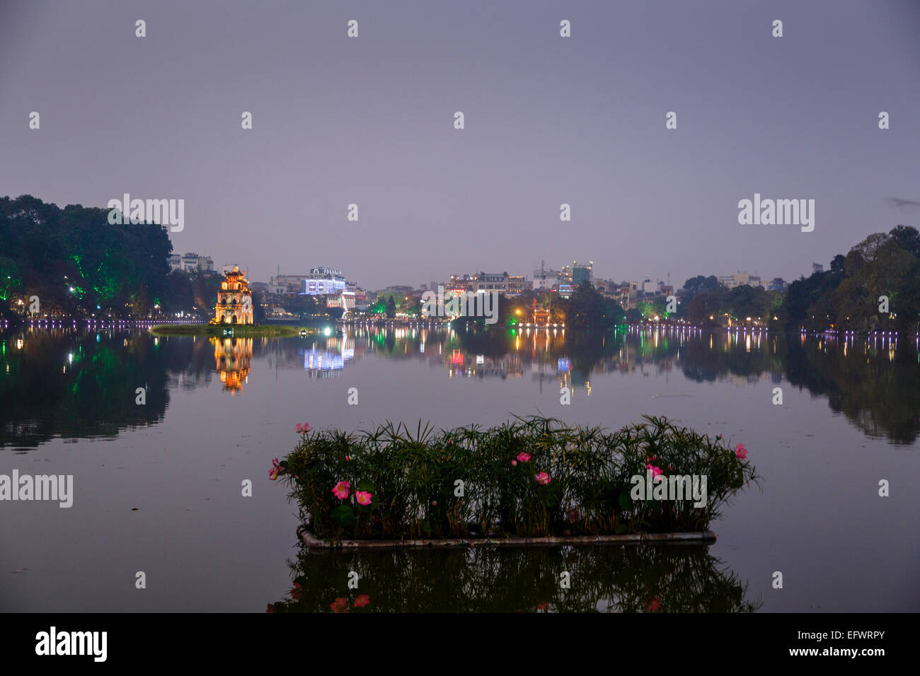 Il Lago Hoan Kiem nel vecchio quartiere, Hanoi, Vietnam. Foto Stock