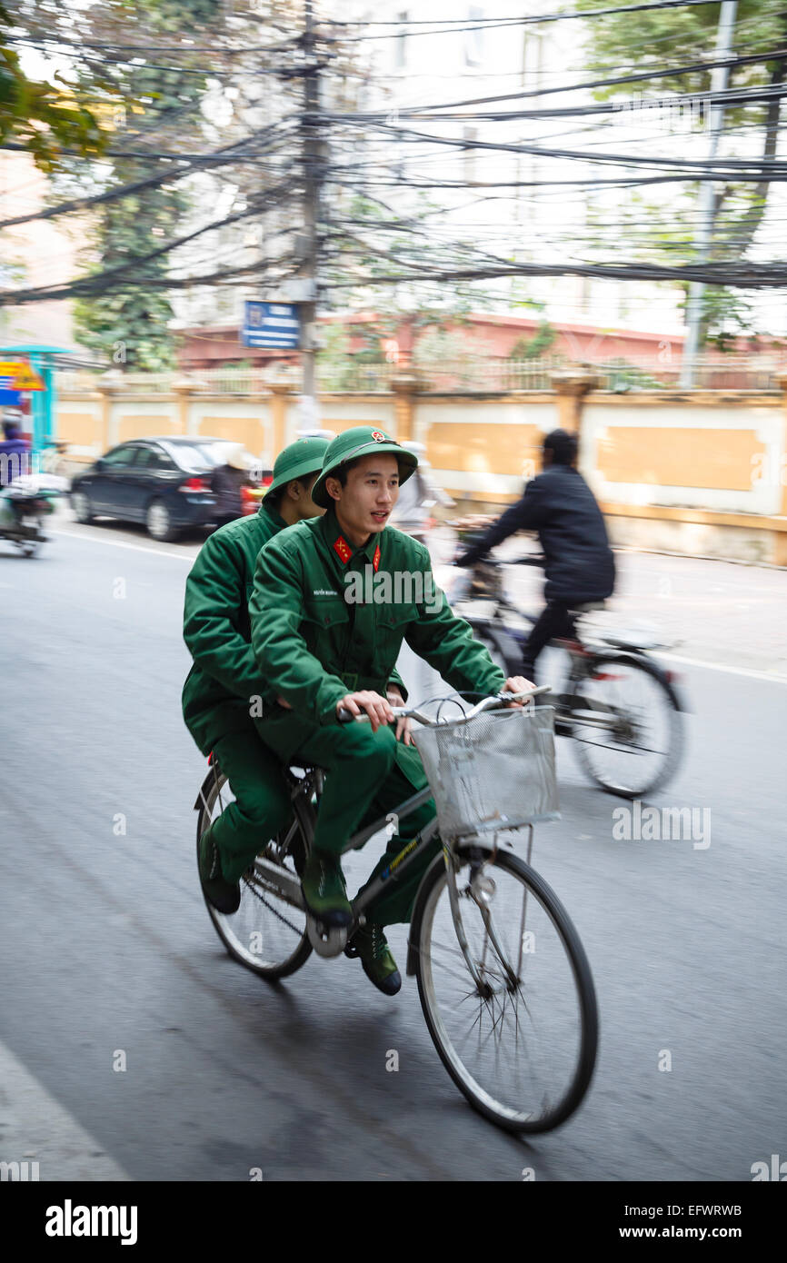 Soldati a Cavallo in bicicletta, Hanoi, Vietnam. Foto Stock