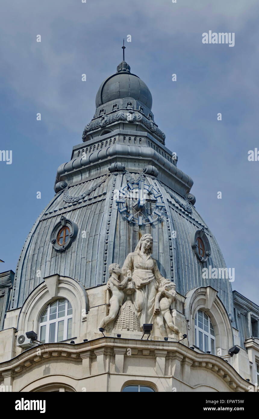 Ultimo piano di palazzo con torre e sculture umane, Sofia Bulgaria Foto Stock