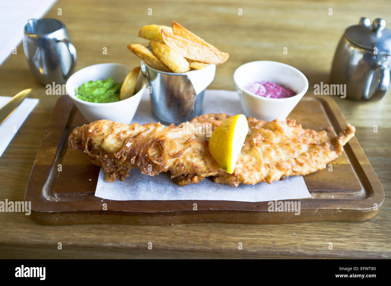 dh Edimburgo pasto PESCE IN PASTELLA UK SCOZIA Scottish Posh e patatine su piatto cibo cotto Foto Stock
