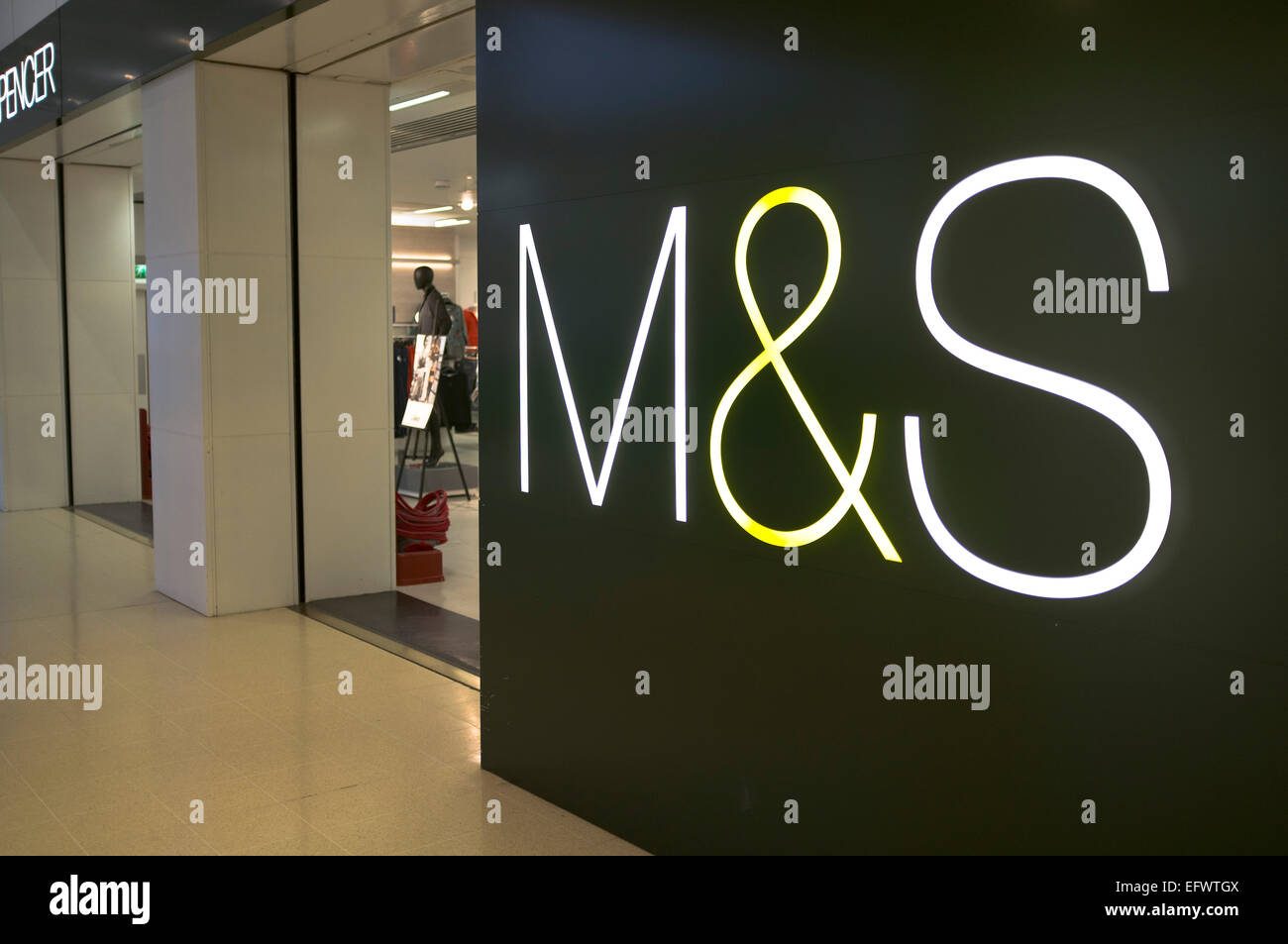 dh M and S MARKS E SPENCER UK M&S sign logo e negozio ingresso Eastgate centro commerciale Inverness mark Spencers Foto Stock