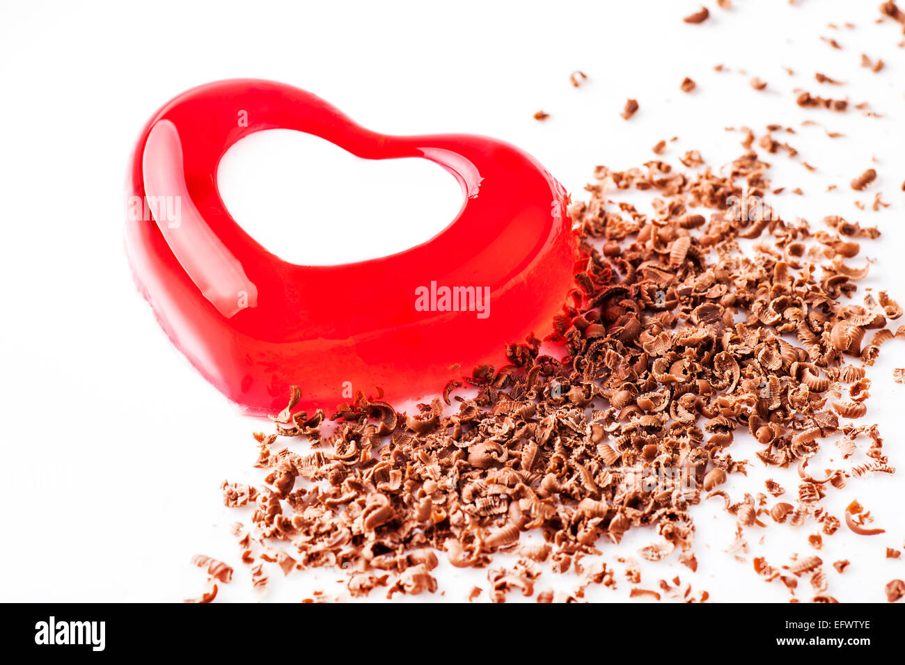 Jelly in forma di cuore con il cioccolato grattugiato su uno sfondo luminoso Foto Stock