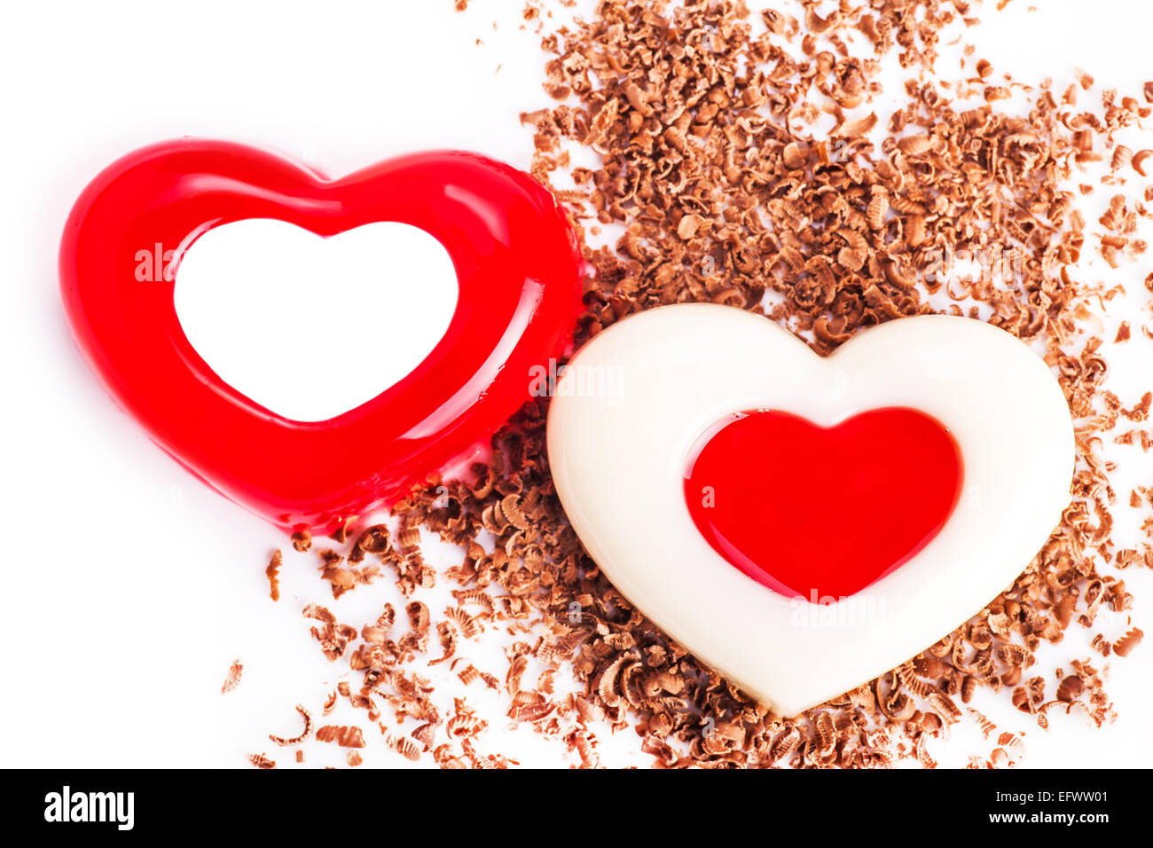 Jelly sotto forma di due cuori con il cioccolato grattugiato close-up su uno sfondo luminoso Foto Stock