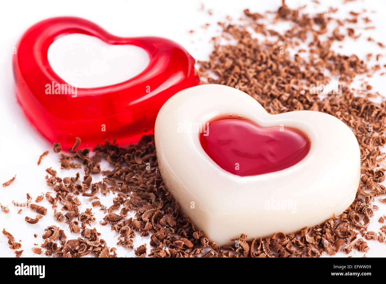 Jelly sotto forma di due cuori close-up su uno sfondo luminoso Foto Stock