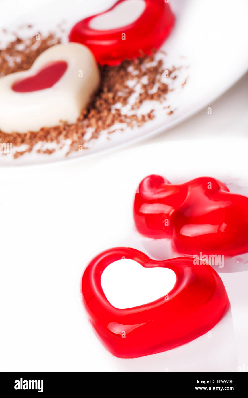 Gelatina di assortiti in forma di cuori su uno sfondo luminoso Foto Stock