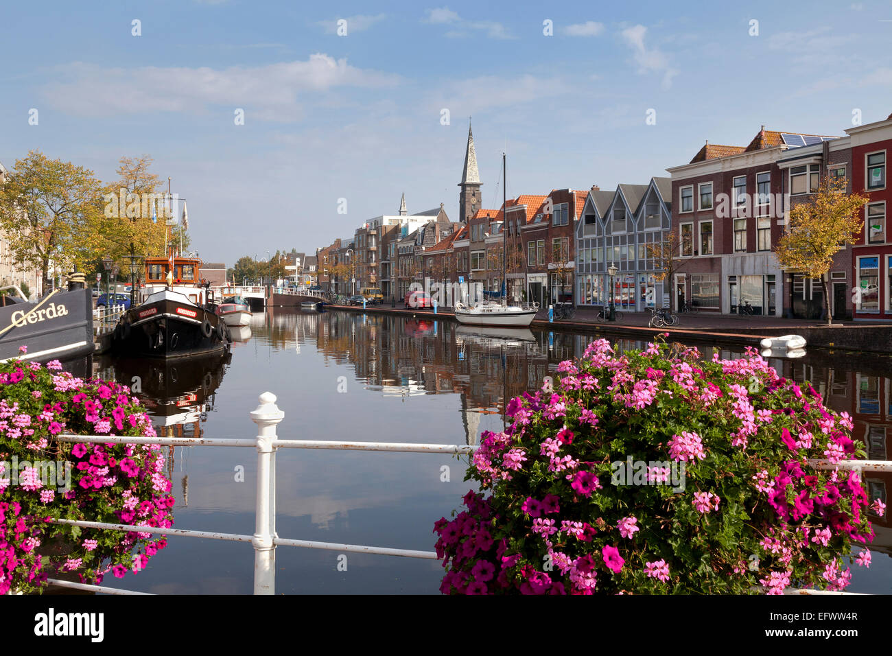 Oude Herengracht in Leiden in estate, Paesi Bassi Foto Stock