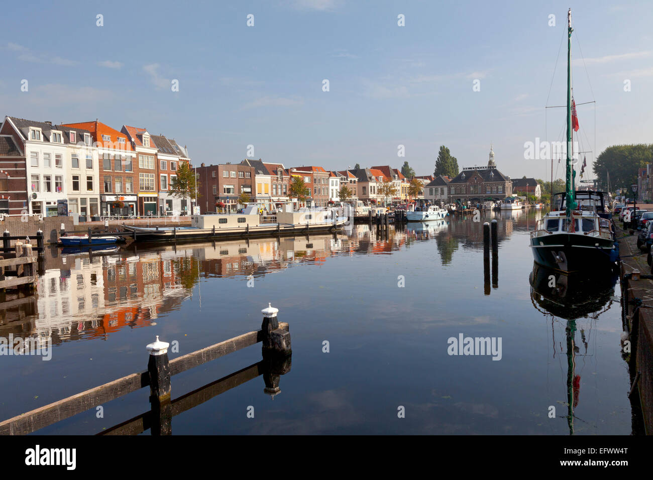 Porto di Leiden con barche in estate, Paesi Bassi Foto Stock