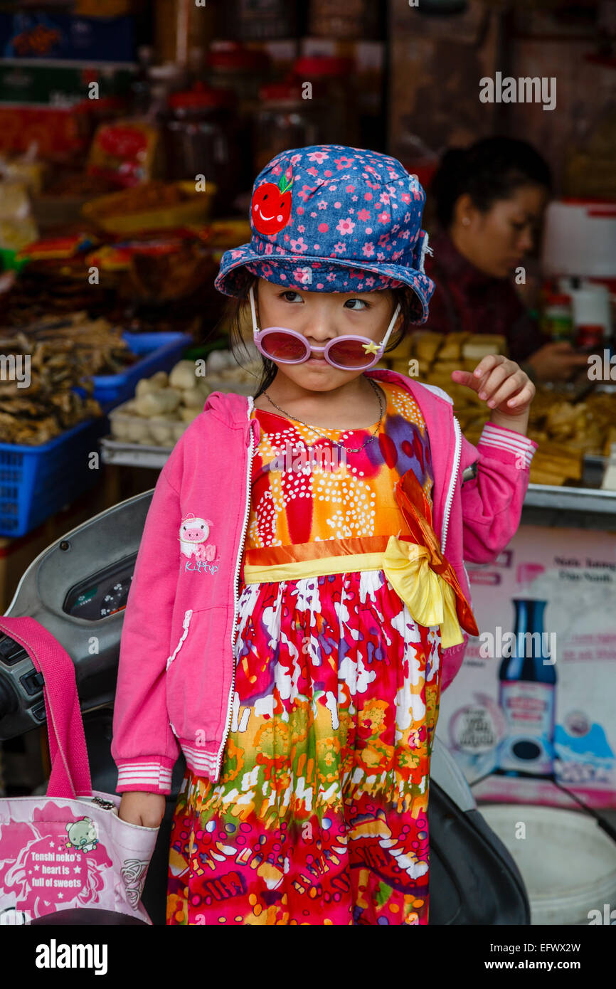 Giovane ragazza a Can Tho Mercato, Delta del Mekong, Vietnam Foto Stock