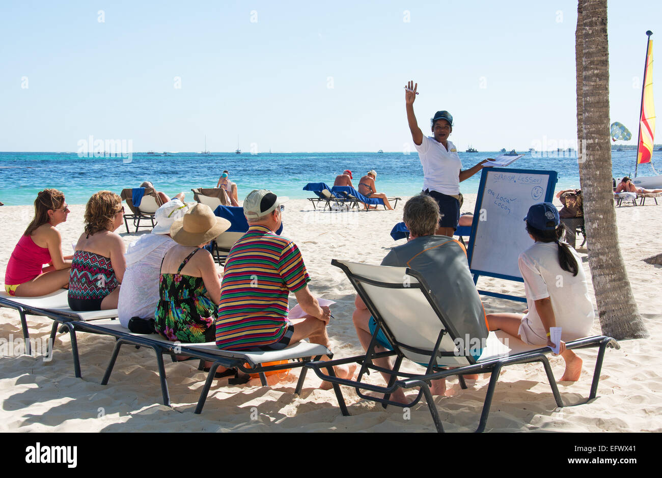 Repubblica Dominicana. I turisti ad una riunione informale di lingua spagnola classe sulla spiaggia di Punta Cana. 2015. Foto Stock