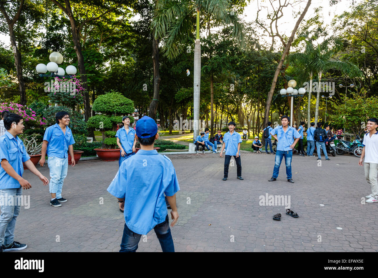 Persone che giocano a piedi volano a un parco, la città di Ho Chi Minh (Saigon), Vietnam. Foto Stock