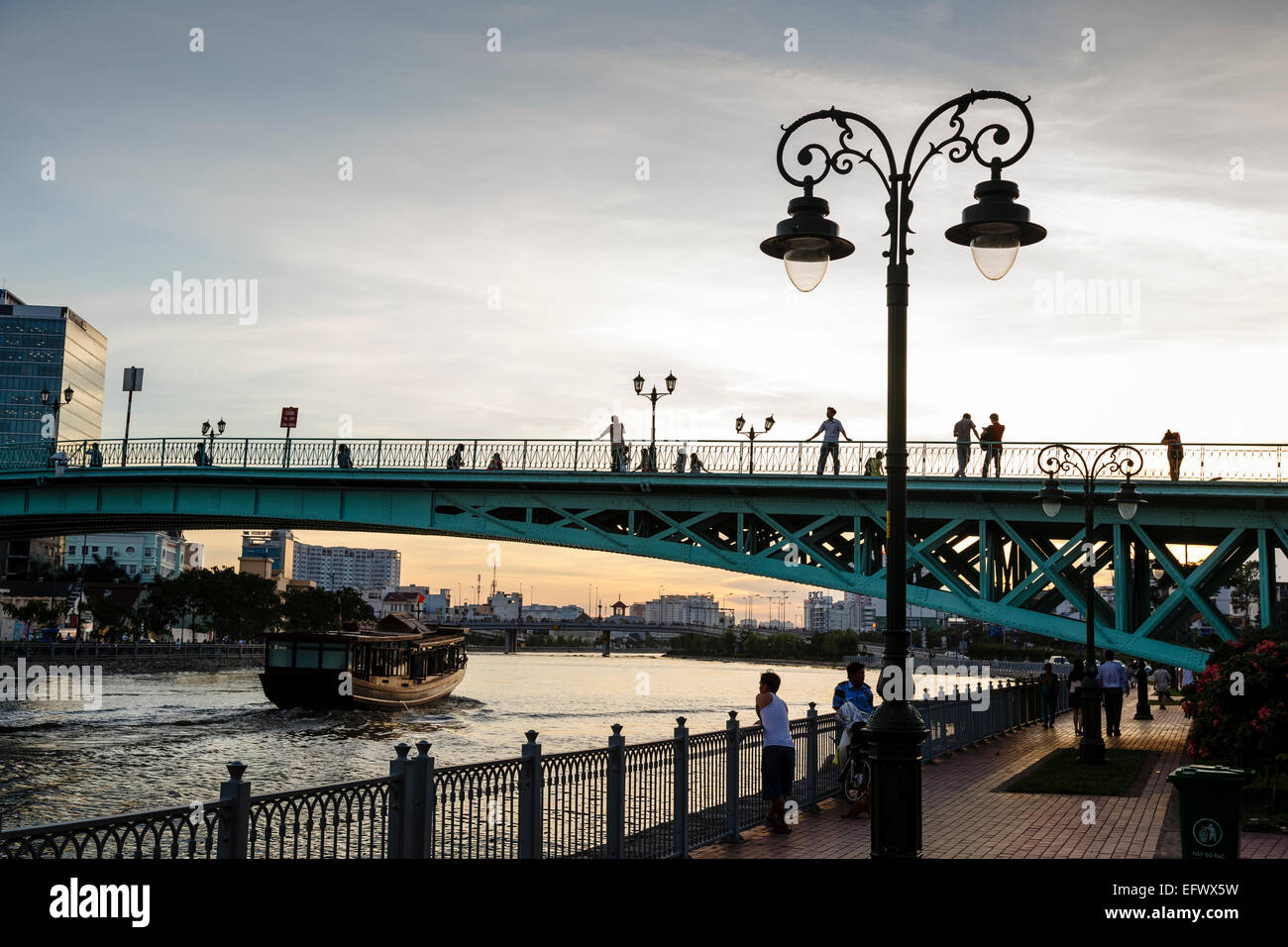 Il Fiume Saigon al distretto 1, Città di Ho Chi Minh (Saigon), Vietnam. Foto Stock
